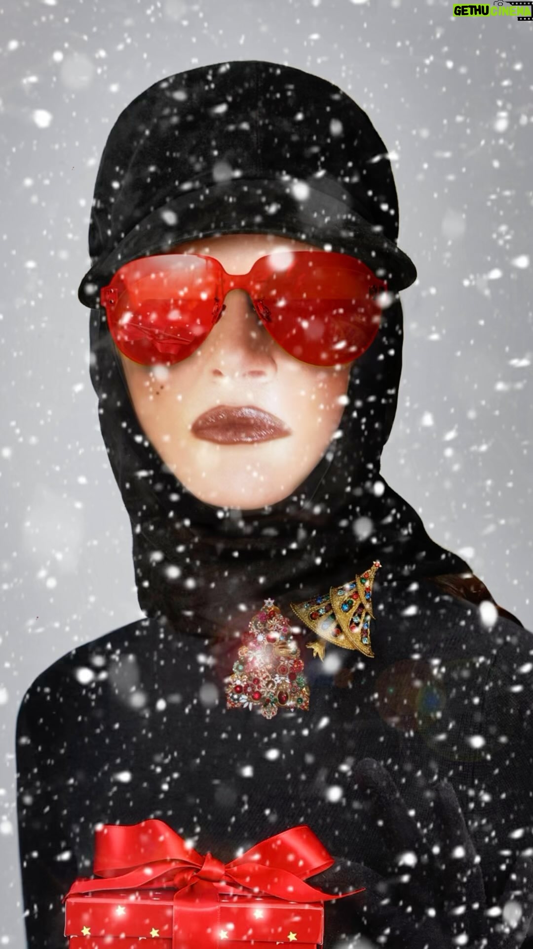 Mina - 4.9K Likes - MELE KALIKIMAKA | DILETTEVOLI ECCEDENZE 2
Foto: Mauro Balletti