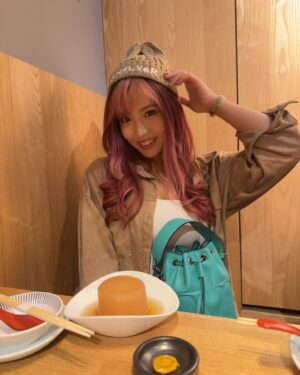 Mina Shirakawa Instagram - 🍢めっちゃ美味しいおでん屋さんに出会ったんだけど、大根と2ショットしたら急に映えなくなった笑

#MinaShirakawa #prowrestling #STARDOM
#ootd #HIGHfLYeR #Valentino