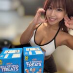 Mina Shirakawa Instagram - I am hooked on rice krispies treats.😆🩵 日本で買えないの辛すぎ😩 #minashirakawa #prowrestling #sweet #ricekrispytreats
