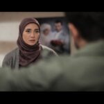 Mina Vahid Instagram - زنها تا جایی که در توانشان باشد برای ساختن می جنگند.مخصوصا با شرایطی که جامعه برای زنی مطلقه رقم میرند،اکثر زنها می کوشند زندگی را حفظ کنند،حتی به قیمت گذشتن از حقوق فردی خویش... نقش مهتاب سریال افرا از آن جهت برایم جذاب شد که روایت زنیست که به حقوق خود آگاهست و با وجود تلاشهایی که در جهت جذب همسرش به رابطه نموده،اما از خود و خواسته هایش نمی گذرد.زندگی مسعود و مهتاب به قدری ملموس ایت که نمیشود به طور مطلق به هیچکدامشان حق داد یا مقصرشان دانست تنها چیزی که شاید بشود با قاطعیت گفت: قبل از ازدواج باید همه واقعیت ها و خواسته ها رو گفت چون مطمئن باشید ما هیچوقت نمی تونیم همسرمون رو تغییر بدیم. خوشبختی تک تک تون آرزومه... @roozbehhesari @afra.serial @behrangtofighi @majidmolaei20 @majidgolsefidii @pejmanbazeghi.official @mehdisoltanisarvestanii @_sarabagherii @fariba_motekhasses @hamoun___seyedi #بازیگران #افرا #طلاق #سریال #سینما
