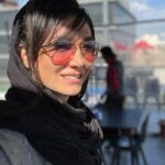 Mina Vahid Instagram - چسبیدم از صبح من به تختم بی انرژی،خونه نیست مرتب بی حال و کسل و خستم انگار از بلندی شدم پرت این من نیستم ،باید خودم شم باید سعی کنم بلند شم از جاااام با اینکه دست تنهااام @isogand photo by: @mehdidanaie #بازیگر #بازیگران_زن #سینما #سینمای_ایران #سوگند #خواننده_زن #ایران