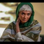Mina Vahid Instagram - گلرخ جزیره نقش پیچیده ای بود انسانی پر از نقص و کمبود که بارسنگین گذشته رو به دوش می کشید همیشه این جمله رو شنیدیم که توی زمان حال زندگی کن،اما آیا واقعا میشه؟روان ما همیشه از گذشته تاثیر خواهد گرفت و تحت تاثیر گذشته برای آینده برنامه خواهد ریخت و الانه ما فقط پلی بین این دو زمانه پلی که در تلاشه تا بهترین ارتباط رو ایجاد کنه.تنها میتونیم روی این پل بیشترین تلاشمون رو بکنیم، چون یه روزی همین لحظه جزو گذشته بحساب میاد... روزگارتون پر از رضایت photo by:@poriabahramnezhad #jazire_series #میناوحید#سریال_جزیره #هنگامه_قاضیانی #محمدرضا_فروتن #امیر_مقاره #بازیگران #روانشناسی #میتراوحید