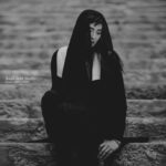 Mina Vahid Instagram - بار ها به اين فكر كردم غم در كدام قسمت از بدنمان شكل مي گيرد،اينكه مي گوييم دلم گرفته دقيقا از كجا صحبت مي كنيم.اينكه در اوج شرايط خوب زندگي،اين نااميدي از كجايمان سر مي زند...اين فكر را چگونه درمان كنم كه به اين هذيان سياه نكشاندم.سياهي محض...بدون ريسمان نجات ...عكس از ميلاد اسداللهي طراح لباس: مزون روباما