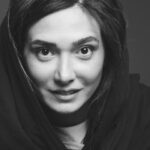 Mina Vahid Instagram - این قیافه مال اون وقتاییه که یه چیز عجیب از یه نادان میشنوم که می خوام یه چیز بگم اما بخودم میگم ولش کن بی فایده است.این جور موقع ها قیافه ام این شکلی میشه،که البته این روزا خیلی اتفاق میوفته.عقاید خرافی ،باورهای بی پایه،سنت های کورکورانه ای که یادگار اجدادمونه و با احترام به دوش می کشیم.احترامی که اساسی جز تقدم زایش اونها نداره که حالا شدن پیر و قابل احترام.ولش کن(ازین خنده ها👆🏻👆🏻👆🏻) بیاین یکم کتاب های روز جهان رو بخونیم،یکم خوراک مغزمون رو خودمون تامین کنیم،یه تکونی به خودمون بدیم واسه بهتر شدن اوضاع .... بیاین یکم فکر کنیییم.... #میناوحید #بازیگران #بازیگر #فرزندکُشی #خرافات #حماقت #تفکر #سینما#تعصب 😅#غیرت 🤣🤣 عکس:@alinixad