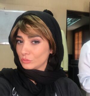 Mina Vahid Instagram - تست گريمه...موهام پوستيژه...
بهم مياد؟