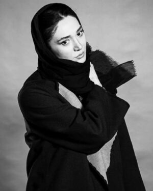 Mina Vahid Instagram - نو شدن سال امید رو یادمون میاره.یادمون میاره که احوالمون هرچقدر بد هم باشه،پایدار نیست و میگذره و حال بهتر میاد.یادمون میاره بعد هر مرگی تولدی هست و زندگی در هر صورت ادامه داره...
سالی که گذشت با همه شادی هاو غم هاش ،مرگها و تولداش،شکست ها و موفقیتاش،خوبی و بدیاش،پشت سرمونه و سال جدید رو پیش رو داریم که میتونیم تبدیل به بهترینش کنیم.کافیه امید داشته باشم...
سال نوتون مبارک