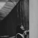Mina Vahid Instagram – يه حس هايي با بزرگتر شدنت  كمرنگ ميشن.حتي يادت ميره كه اصلا وجود داشتن.بعد يهو يه جايي يه جوري يادشون مياري حتي واسه يه لحظه،اما همونشم غنيمتِ.عكس از :ميلاد اسداللهي عزيز ….طراح لباس :@ ro_ba_ma