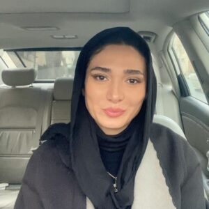 Mina Vahid Instagram - سلام به همه خوشحالم که بازم کنارتونم ممنون از همه فن پیج هام که این مدت جام رو پر کردن آرزو می کنم روزهای آخر سال رو به شادی بگذرونید🙏🏻🌺🌺🌺