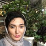Mina Vahid Instagram – پاييز كه ميشه هواي رشت مياد سراغم،هواي بارون ،هواي بيخيالي،كودكي…
هوس ميكنم بيام رشت پيش مامان حرف دل بزنم.غروبا بشينم با دوستام رو تراس با صداي بارون چايي بخوريم و بخنديم…
رشت…رشت…رشت
شهر منحصر به فرد من،با فرهنگ مخصوص به خودش كه هركي رو عاشق خودش ميكنه.