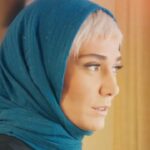 Mina Vahid Instagram - . چه طوفانی شده... . 🔸 سریال #جزیره یکشنبه‌ها ساعت ۸ صبح به‌صورت اختصاصی در فیلیمو منتشر می‌شود. . 🏝 هم‌اکنون وارد #فیلیمو شوید و از تماشای قسمت هفتم سریال جزیره لذت ببرید. . کارگردان: سیروس مقدم نویسنده: علی طالب آبادی تهیه‌کنندگان: منوچهر محمدی و امیرحسین حیدری . موشن گرافیست: امید آیینه‌چی . @filimocom @filimoshot @jazireh.series #میناوحید #بازیگران #بازیگر #سریال
