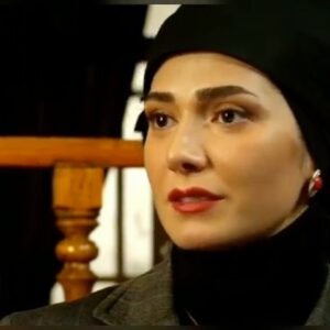 Mina Vahid Instagram - وقتی شهرزاد پخش شد مردم خیلی ازارم دادن خیلی بی احترامی کردن،منو به عنوان یک بازیگر جدید درین مجموعه پس زدن.بعضی هاشون که لطف رو به انتها رسونده گفتن بدترین بازیگر این سریالم و منکه از مرگ پدر ضعیف و رنجور شده بودم طاقت نیاورده و پیجم را با ۱۰۰kبستم.
اما امروز که شهرزادو میبینم میگم خودمونیم من اونقدرها هم بد نبودم🥴