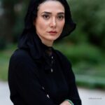 Mina Vahid Instagram - ‎در این روزگار مرگ ‎از آینده در گوشم زمزمه نکن ‎من خود در کارزار نبرد با گذشته هر روز شمشیر میزنم ‎با من در لحظه،از همین لحظه که چین لبخند بر صورتت نشسته،حرف بزن ‎با من ازفردا نگو چرا که من ناامید از روشنی ،با مشامی پر شده از بوی مرگ،در چین لبخندت،این نفس را میکشم از آینده در گوشم زمزمه نکن #کرونا #افغانستان #کابل #طالبان_افغانستانی #واکسن_کرونا #بازیگران#ارشااقدسی #علی_سلیمانی #فرشته_طائرپور #مرگ #آیدین_الفت #علی_انصاریان