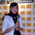 Mina Vahid Instagram - جايزه بهترين بازيگر زن و بهت ين كارگرداني براي فيلم كرمچاله در جشنواره مادريد بازيگران ديگر فيلم مهتاب امين و مهدي حسيني اند @mahtaab.amin #مهتاب امين