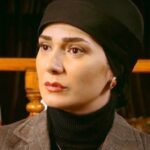 Mina Vahid Instagram - بعضی وقتا به خودت میای و میبینی خیلی به خودت سخت گرفتی.زندگی انقدر بی ارزشه که ارزشه اینهمه رنج رو ندارره. به خودت میای و میبینی چقدر دلت استراحت میخواد.اینکه مغزت رو از هر مشغله ای سوییچ آف کنی و به چیزای خوب فکر کنی.بعد هرچی تمرکز می کنی هیچ چیز خوب و دلگرم کننده ای پیدا نمیشه و دچار بی هویتیه فکری میشی... اون موقعست که یادت میاد چرا تا گلو خودت رو درگیر همین مشغله های بی ارزش این زندگیه بی ارزش ترین کردی... پاییزتون شاااااادد... #سریالشهرزاد #هیولا_شاهکار_مهران_مدیری #سریال_ایرانی #بازیگران_زن #پاییز #میناوحید