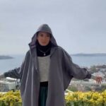 Mina Vahid Instagram - پاییزو هر کاری کنی غم داره با کنار هم بودن با ابراز محبت کردن با عشق ورزیدن، با همدلی میشه خوشحال تر بود... یادمون نره که نمی تونیم از کنار غم هم دیگه به راحتی بگذریم چون همه چه بخوایم چه نخوایم به هم وصلیم... توی این روزگار همین که نفس می کشیم کافیه انتظار بیشتر جایز نیست حالتون خوب❤️❤️❤️🌺