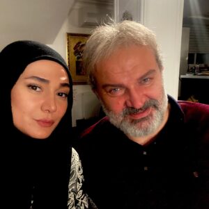 Mina Vahid Instagram - تا صبح فیلمبرداری،خسته اما پر انرژی
با افتخار همراه با آقای سلطانی عزیز❤️
#سریال_افرا #مهدی_سلطانی_سروستانی #بهرنگ_توفیقی #پژمان_بازغی #روزبه_حصاری #