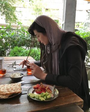 Mina Vahid Instagram - اشتباه كردن تو زندگي،اجتناب ناپذيره،اما من مي دونم كه اشتباهه و گاهي عمدا مي خوام راه درست رو نرم،خب منم آدمم!!