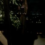 Mina Vahid Instagram - با چشمانی هراسان ،در آینه نگاه میکند و و صورت محوش را میبیند ،که لحظه به لحظه غریبه تر میشود،و‌ همچنین نگاه محو کرختی که هیچ نشانی از نگرانی در آن نیست.نگاه ناظر بر این روند غزیبه شدن در آینه . خیره تر که میشود نوعی سر شدگی (بی حسی)در گونه های استخوانی غریبه که غبار رنجی بر آن نشسته ،میبیند.چنان رنجی که سر اش کرد . دستش را به سوی غریبه دراز می کند ،مجبور است ،با اینکه به شدت از او می ترسد،اما مجبور است با این غریبه در آینه صلح کند.در شرایط سخت روزگار گاهی آنقدر دچار ضعف می شویم که حتی به غریبه ها هم اعتماد می کنیم.غریبه با شک به او نگاه می کند .ناگهان پرهیزی پشت نگاه محو غریبه موج‌ میزند،پرهیز از سرایت افسوس چشمان خیره شده از آن سوی آینه! هر دو به هم خیره شدند.یکی با ترس یکی با انکار ،مانند دو غریبه به هم خیره شده اند با فاصله یک آینه،و تنهایی تنها حس مشترک این دو است #میناوحید #بازیگر