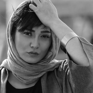 Mina Vahid Instagram - پاییز فصل زیبا و غمگینیه
خیلیا تو این ماه حال روحیشون بهم میریزه که دلایل فیزیولوژیک داره...
اما میشه تو این روزا بیشتر هوای همو داشته باشیم 
معاشرت ها رو ساده و بی تشریفات بگیریم که بشه بیشتر با هم باشیم محبت هامون رو به هم نشون بدیم و پای غمهای همدیگه بشینیم...
عکس از ایمان راد
#بازیگران_زن #بازیگر #سینما #رسانه_ملی #تلویزیون #سریال_ایرانی #actress