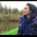 Mina Vahid Instagram – برای حال خوب، خواندن اخبار را متوقف کردم.گویی شادی در نادانیست.حس یه شهروند بی خاصیت را دارم که گوش هایش را گرفته تا قتل دختران چهارده ساله،خودکشی کارگران بدون مزد،آمار کرونا،تحریم و…را نشنود…تاکی می توان در این خواب شیرین خرگوشی فرو رفت؟!!!
