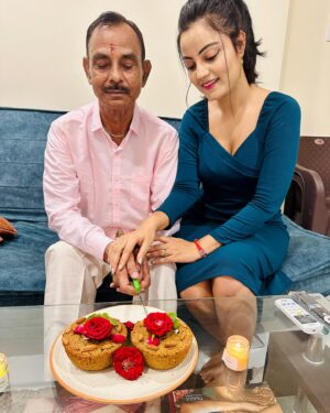 Minakshi Jaiswal Instagram - Father’s Day celebration 💙😘🌹🍫💃