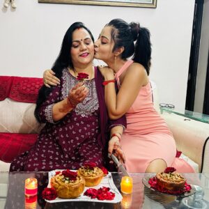 Minakshi Jaiswal Instagram - Mother’s Day celebration 💃🤗❤️🍫🌹 #mothersday #celebration #feelingblessed