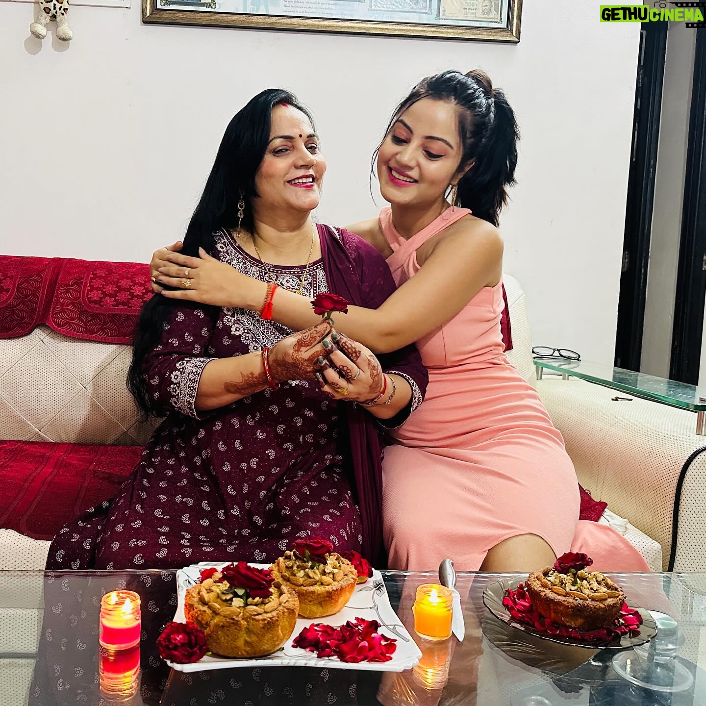 Minakshi Jaiswal - 3 Likes - Mother’s Day celebration 💃🤗❤️🍫🌹 #mothersday #celebration #feelingblessed