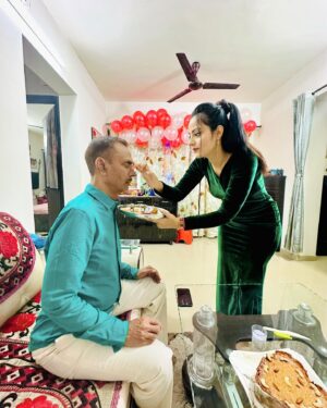 Minakshi Jaiswal Instagram - Wish you a very Happy Birthday My best papa Lord Krishna bless you always 💚🌹🍫💃🎂 #birthdaycelebration