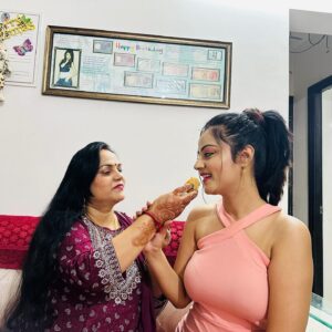 Minakshi Jaiswal Instagram - Mother’s Day celebration 💃🤗❤️🍫🌹 #mothersday #celebration #feelingblessed