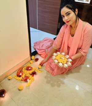 Minakshi Jaiswal Instagram - Jai shri Ram 🙏  Ram aagaye  Mere Prabhu 🙏😊 Jai shri Ram 🪔🪔🪔🪔🪔🤗🙏 We are fortunate to be witnessing the construction of Shri Ram Ji's Mandir 🛕in Ayodhya in our lifetime and celebrating its Pranprathistha  #Happydiwali #ayoudhya #jaishreeram 🚩#Ramjyoti #jaishriram🙏 🪔🪔🪔🪔🪔 #ayodyamandir🙏