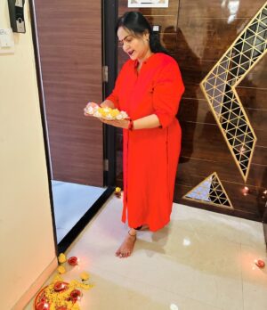 Minakshi Jaiswal Instagram - Jai shri Ram 🙏  Ram aagaye  Mere Prabhu 🙏😊 Jai shri Ram 🪔🪔🪔🪔🪔🤗🙏 We are fortunate to be witnessing the construction of Shri Ram Ji's Mandir 🛕in Ayodhya in our lifetime and celebrating its Pranprathistha  #Happydiwali #ayoudhya #jaishreeram 🚩#Ramjyoti #jaishriram🙏 🪔🪔🪔🪔🪔 #ayodyamandir🙏