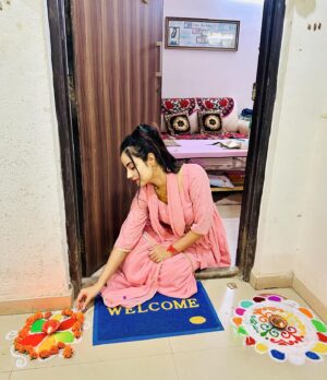 Minakshi Jaiswal Instagram - Jai shri Ram 🙏  Ram aagaye  Mere Prabhu 🙏😊 Jai shri Ram 🪔🪔🪔🪔🪔🤗🙏 We are fortunate to be witnessing the construction of Shri Ram Ji's Mandir 🛕in Ayodhya in our lifetime and celebrating its Pranprathistha  #Happydiwali #ayoudhya #jaishreeram 🚩#Ramjyoti #jaishriram🙏 🪔🪔🪔🪔🪔 #ayodyamandir🙏