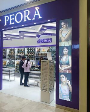 Minakshi Jaiswal Instagram - Peora jewellery showroom in kerela ❤️ #peora #jewellery #showroom #hoarding #actress #Minakshijaiswal #Mumbai