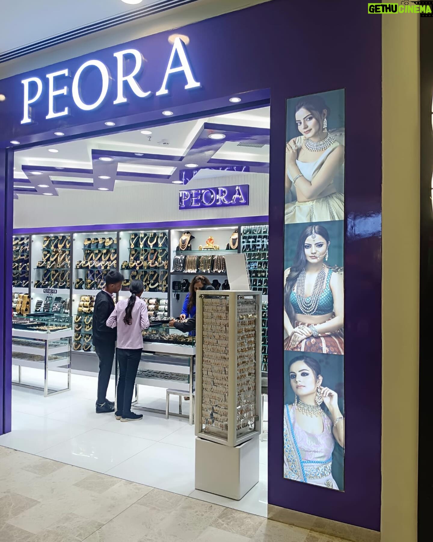 Minakshi Jaiswal - 3 Likes - Peora jewellery showroom in kerela ❤️ #peora #jewellery #showroom #hoarding #actress #Minakshijaiswal #Mumbai