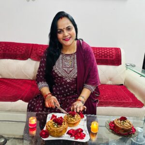 Minakshi Jaiswal Instagram - Mother’s Day celebration 💃🤗❤️🍫🌹 #mothersday #celebration #feelingblessed