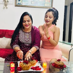 Minakshi Jaiswal Instagram - Mother’s Day celebration 💃🤗❤️🍫🌹 #mothersday #celebration #feelingblessed