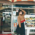 Minami Minegishi Instagram - 渾身の私服ページも充実しておりますよ。こちらはお気に入りのコーディネート。sacaiのニットと、夫（まだ公式の呼び方を模索中です🙈）のお買い物について行った時にプレゼントしてくれたギャルソンのスカート！可愛い🫶 #峯岸みなみスタイルブック #短所ネガティブ長所ネガティブ #ネガネガ