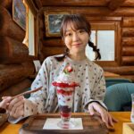 Minami Minegishi Instagram - 昨日YouTubeにアップした初運転動画、沢山の方に観ていただけて嬉しいです！ やっとのことで免許を取得したものの、いざ公道となると“え...もうこの感じで世に放たれるの？”と言った感じで、回を少し重ねた今も手に汗握りながら運転をしていると言う現状です。右折でいっていいタイミングがわからなかったり、駐車がうまくできなかったりで自分には才能がないのかも...わりと頻繁に落ち込む日々ですが、同じく運転初心者の方からの共感の声にとても励まされました。私だけじゃないんだ！！！！みんな最初は怖いよね！！！！ いつかはきっと慣れるでしょうということで、無理のない範囲で頑張っていきたいと思います。 あと皆さんのコメントを読んでみて、うちの教官（夫）の指導はだいぶ優しいんだなぁと改めて自覚しました。たまに「そんなのできないよ！」と当たってしまうことがあるのでなるべく気をつけます（笑）教官いいかんじの写真まで撮ってくれてありがとう！動画まだの方はぜひご覧ください🚗