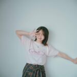 Minami Minegishi Instagram - 今月の25日にせまるノースリーブスのライブTシャツ（Sサイズ）着てみました。とある雑誌の撮影の合間にマネージャーさんに撮ってもらおうと思っていたら、カメラマンの川﨑一貴さん（ @ke___ke______ ）が撮影してくれたんです📸えも良い。本当にありがとうございました。 マネージャーさんが撮ってくれた水色バージョンも載せておきます🫢