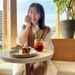 Minami Minegishi Instagram - 明日オープンのパティスリー『La Maison du R』に、ひと足お先にお邪魔してきました。 ショーケースに並ぶキラッキラのケーキ達はどれも魅力的だし、焼き菓子も全部美味しそうだった... ブロンドというケーキとバスクチーズケーキをいただきましたが本当に本当に美味しくて、特にブロンドは頭をぶん殴られるような衝撃があり、とてもオシャレなお店なのに大きな声を出してしまいました！！！！いつか全制覇したいなぁーーーー！！！！ 空間自体のセンスも抜群でりょうくんのこだわりが詰まってた👏オープンおめでとうございます㊗️