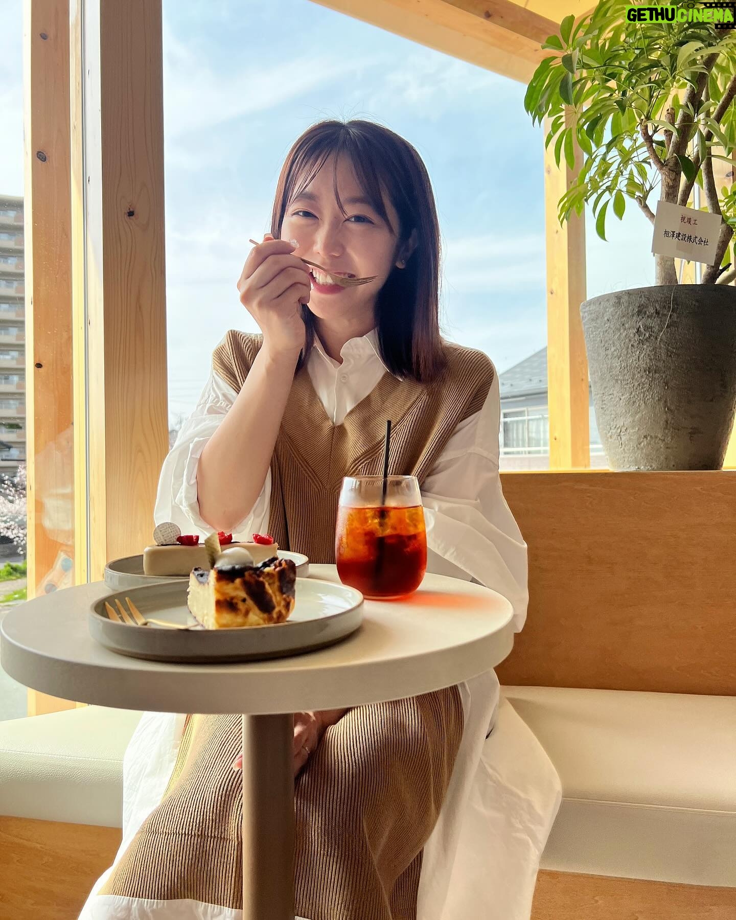 Minami Minegishi Instagram - 明日オープンのパティスリー『La Maison du R』に、ひと足お先にお邪魔してきました。 ショーケースに並ぶキラッキラのケーキ達はどれも魅力的だし、焼き菓子も全部美味しそうだった... ブロンドというケーキとバスクチーズケーキをいただきましたが本当に本当に美味しくて、特にブロンドは頭をぶん殴られるような衝撃があり、とてもオシャレなお店なのに大きな声を出してしまいました!!!!いつか全制覇したいなぁーーーー!!!! 空間自体のセンスも抜群でりょうくんのこだわりが詰まってた👏オープンおめでとうございます㊗️