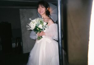 Minami Minegishi Instagram - スタイルブック発売〜宣伝活動にあたってさまざまな角度からの数々の惚気とも取れる発言、大変失礼致しました（笑）

色々なところで話題にしていただき、想像以上に本に対する反響もいただき、私もこの本に関わってくださったスタッフの皆さんも大変喜んでいます。本当にありがとうございます。

そろそろ自重しようとは思っているんですが、インスタはやっぱり横の3枚の雰囲気があっていたほうが素敵よね♡ってことで、最後にてつやカメラマンの写真を投稿させてください...📸
引き続き「短所ネガティブ 長所ネガティブ」よろしくお願いします。

ちなみに、パインで白飯いけません🍚