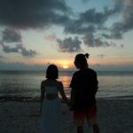 Minami Minegishi Instagram - 数日経ってもまだ余韻が抜けないくらい、宮古島素晴らしいところだったなぁ... この写真はシュノーケルでお世話になった“海 umi”さんが、「良かったらサンセットを綺麗に見れる場所も紹介しますよ」と仕事外で連れて行ってくれて、さらに素敵な写真まで撮ってくださいました（ ; ; ）ご縁に感謝、、、🫶🐠ありがとうございました！