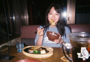 Minami Minegishi Instagram - スタイルブック #短所ネガティブ長所ネガティブ 発売日。少しずつみんなの手元に届いているようで、ちょっとずつ感想の声が聞こえてきて嬉しいです。昔では考えられないほど、毎日ネットを見るのが楽しいよ。届くスピードも読むスピードもそれぞれ違うと思うので自分のペースで楽しんでもらえたら嬉しいです。感想ツイートやストーリーにはできるだけ反応するよ！引き続きよろしくお願いします🍍

📸 @to_tetsuya