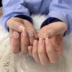 Minami Minegishi Instagram - 新しいネイルはオーロラのフレンチにキラキラのリボンちゃん🎀✨ 春っぽくて、綺麗めでもあり可愛さもあってとってもお気に入りです。 @ayaaa0927 さん、ありがとうございました👼🤍 ※以前、ネイルをストーリーに載せた際に妊娠中ということで心配の声を沢山いただきました。「いつなにが起こるかわからない」本当にその通りだと思うので、これが出産前最後のネイルにしようと思います。いっぱい気にかけてくれてありがとうございます😢