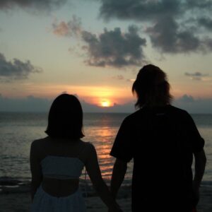 Minami Minegishi Instagram - 数日経ってもまだ余韻が抜けないくらい、宮古島素晴らしいところだったなぁ...

この写真はシュノーケルでお世話になった“海 umi”さんが、「良かったらサンセットを綺麗に見れる場所も紹介しますよ」と仕事外で連れて行ってくれて、さらに素敵な写真まで撮ってくださいました（ ; ; ）ご縁に感謝、、、🫶🐠ありがとうございました！