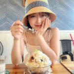 Minami Minegishi Instagram - . ①日没の時間までぜんざいでチル ②宮古島まもるくんのてつやくん ③島の駅のマンゴー美味しすぎ ④マンゴー ⑤イカスミが飛んでセクシーボクロに ⑥ゆし豆腐そばわーい ⑦ゆし豆腐そば ⑧外ハネじゃないボブはこんな感じ この旅行の為に買った麦わら帽子、正解だった〜👒
