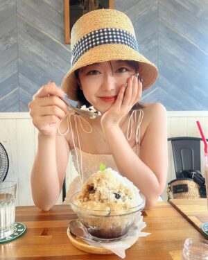 Minami Minegishi Instagram - .
①日没の時間までぜんざいでチル
②宮古島まもるくんのてつやくん
③島の駅のマンゴー美味しすぎ
④マンゴー
⑤イカスミが飛んでセクシーボクロに
⑥ゆし豆腐そばわーい
⑦ゆし豆腐そば
⑧外ハネじゃないボブはこんな感じ

この旅行の為に買った麦わら帽子、正解だった〜👒