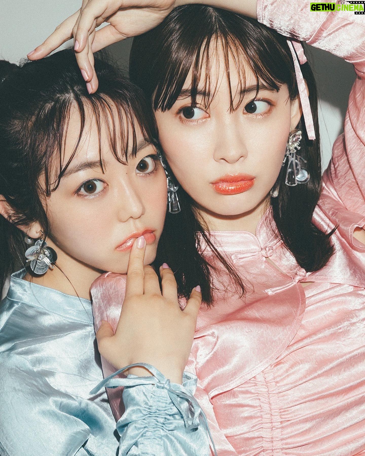 Minami Minegishi Instagram - 古田新太さん、さらば青春の光 森田さん、そしてこじはる先生!豪華なゲストを迎えての対談ページは、それぞれ全く違う関係性が見えて面白くなっていると思います。古田さんとは舞台「ロッキー・ホラー・ショー」でのお話や、これからお芝居のお仕事をさせていただく上でのアドバイスをいただいたり。森田さんとは初めて共演した時のお話から、最近のバラエティーでの振る舞いについてなどなど、陽菜はいい時も悪い時もそばで私を見てくれていた人ならではの話をしてくれました。相手によって私のスタンスが全然違うところが自分で読んでみて新鮮でした!皆さんにはどう映るでしょうか... そして日頃お世話になっている方へのアンケートページでは、さっしー、たかみな、テレビプロデューサーの佐久間宣行さん、10年来の親友で同居人でもあるわかちゃん、てっちゃんにも協力してもらっています!そちらもお楽しみに。 まさかはるなと2人でこんなにお洒落な写真を撮ってもらえる日が来るとは...お気に入りすぎる一枚♡ #峯岸スタイルブック #短所ネガティブ長所ネガティブ #ネガネガ