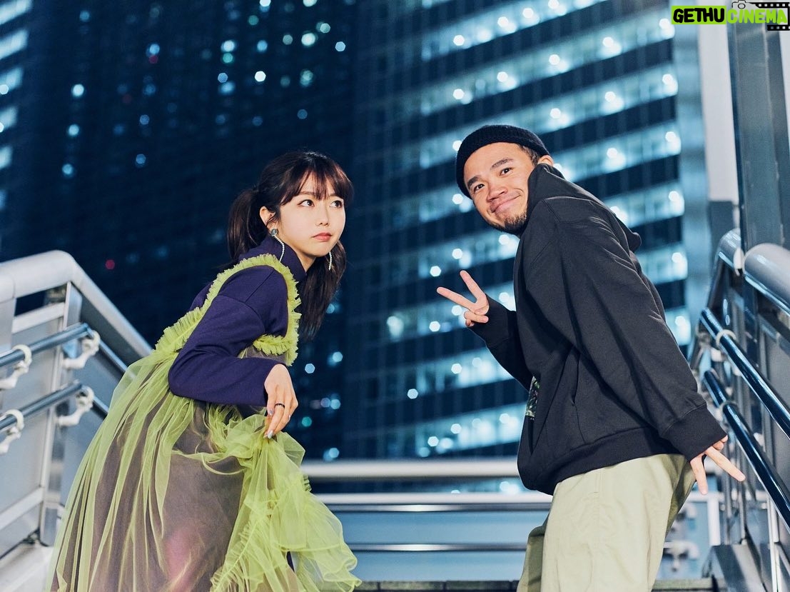 Minami Minegishi Instagram - 私が編集長を務めるWebサイトJINS PARKでMOROHAのアフロさんと対談させていただきました。 めちゃくちゃ美人な友達が酔うと歌ってくれる、やたらメッセージ性の強い楽曲に惹かれMOROHAを聴くようになり、西麻布で謎の出会いを果たし、それからは個人的に会うことはなくともライブに行き合う、どこか戦友のエッセンスを含む仲になりました。 久しぶりにお会いしたアフロさんは柔らかくて強くて自己ベスト更新しまくってました🔥 前向きになれる対談になっています。ぜひ。